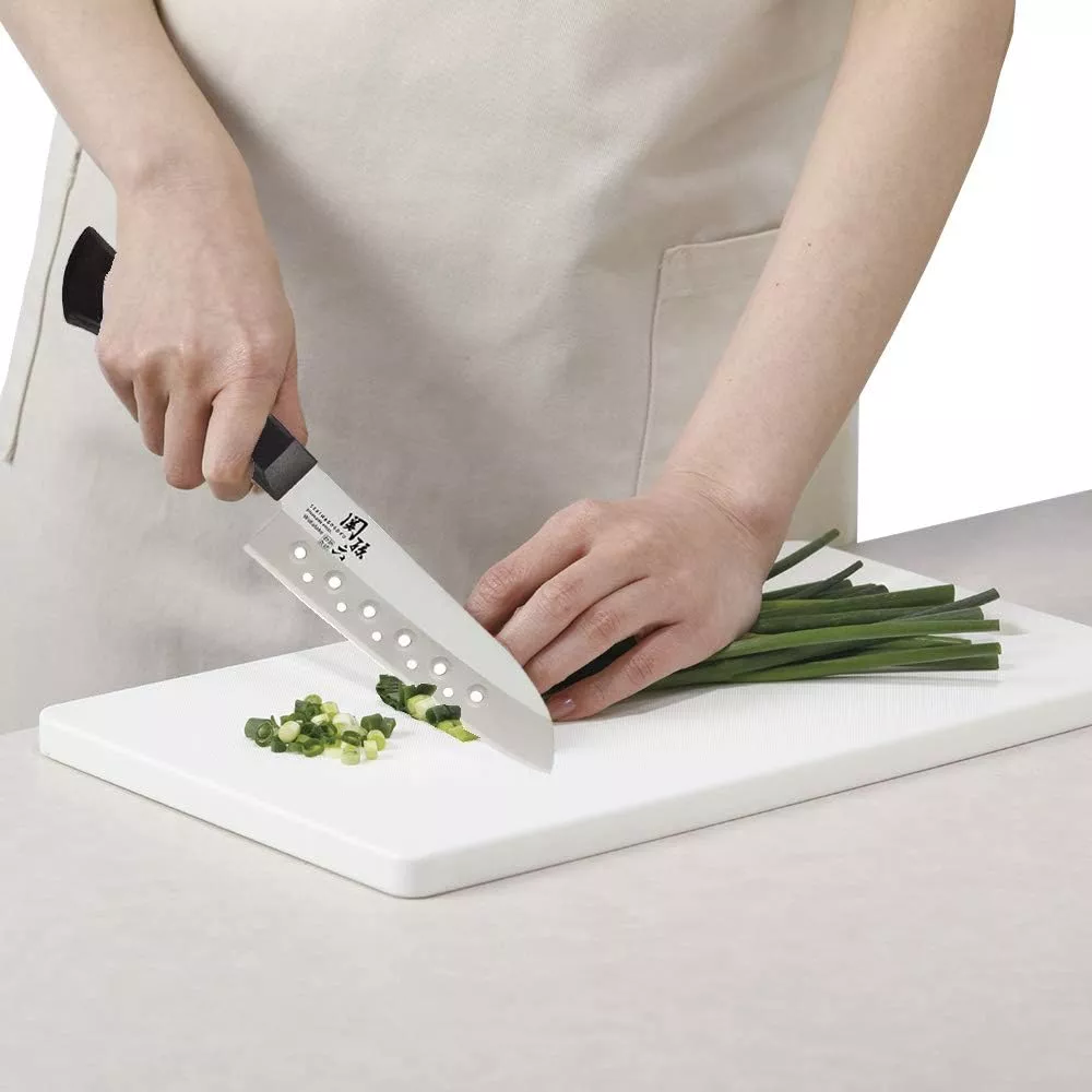 Nóż santoku KAI Seki Magoroku Wakatake 16,5 cm z otworami w ostrzu