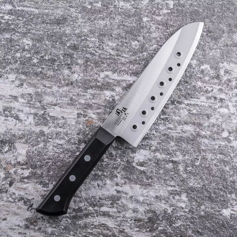 Nóż santoku KAI Seki Magoroku Wakatake 16,5 cm z otworami w ostrzu