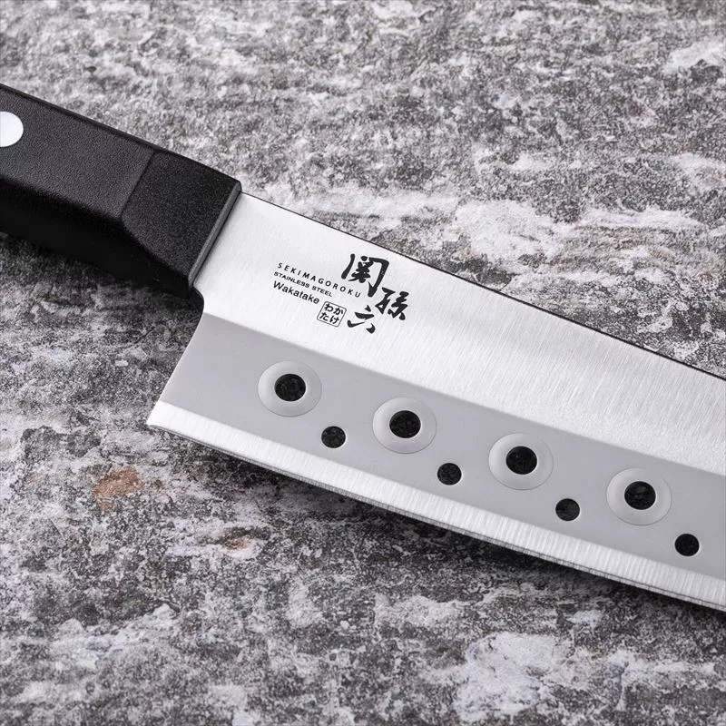 Nóż santoku KAI Seki Magoroku Wakatake 16,5 cm z otworami w ostrzu